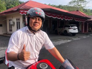 Bukan Pakai Mobil, Hari Pertama Ke Kantor Sebagai Anggota Dewan Kaawoan Memilih Gunakan Motor