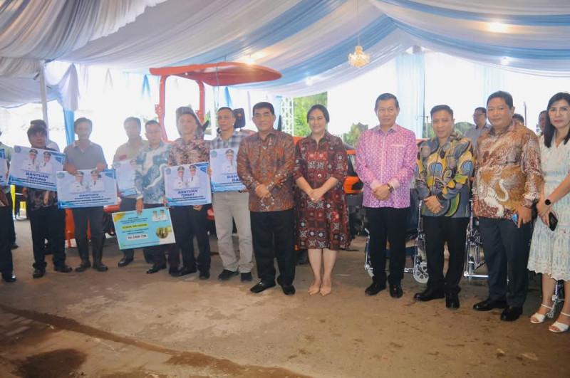 Gubernur Sulut Yulius Serahkan Bantuan Kepada Kelompok Tani dan Nelayan di Kecamatan Kakas, Kabupaten Minahasa